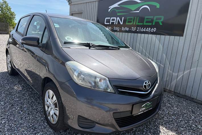 Grå Toyota Yaris fra 2011