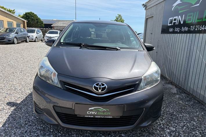 Grå Toyota Yaris fra 2011