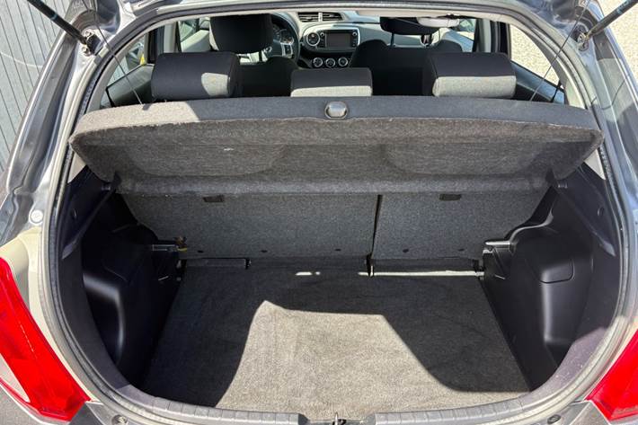Grå Toyota Yaris fra 2011