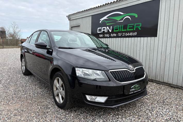 Sort Skoda Octavia fra 2014