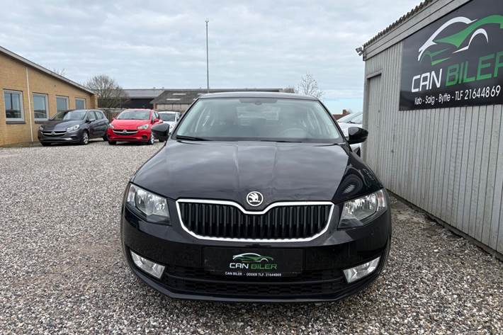Sort Skoda Octavia fra 2014