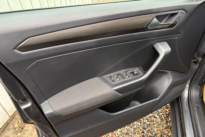 Grå VW T-Roc fra 2018