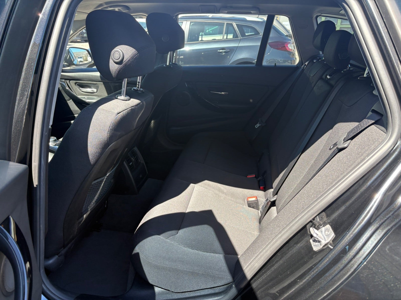 Sort BMW 320i fra 2018