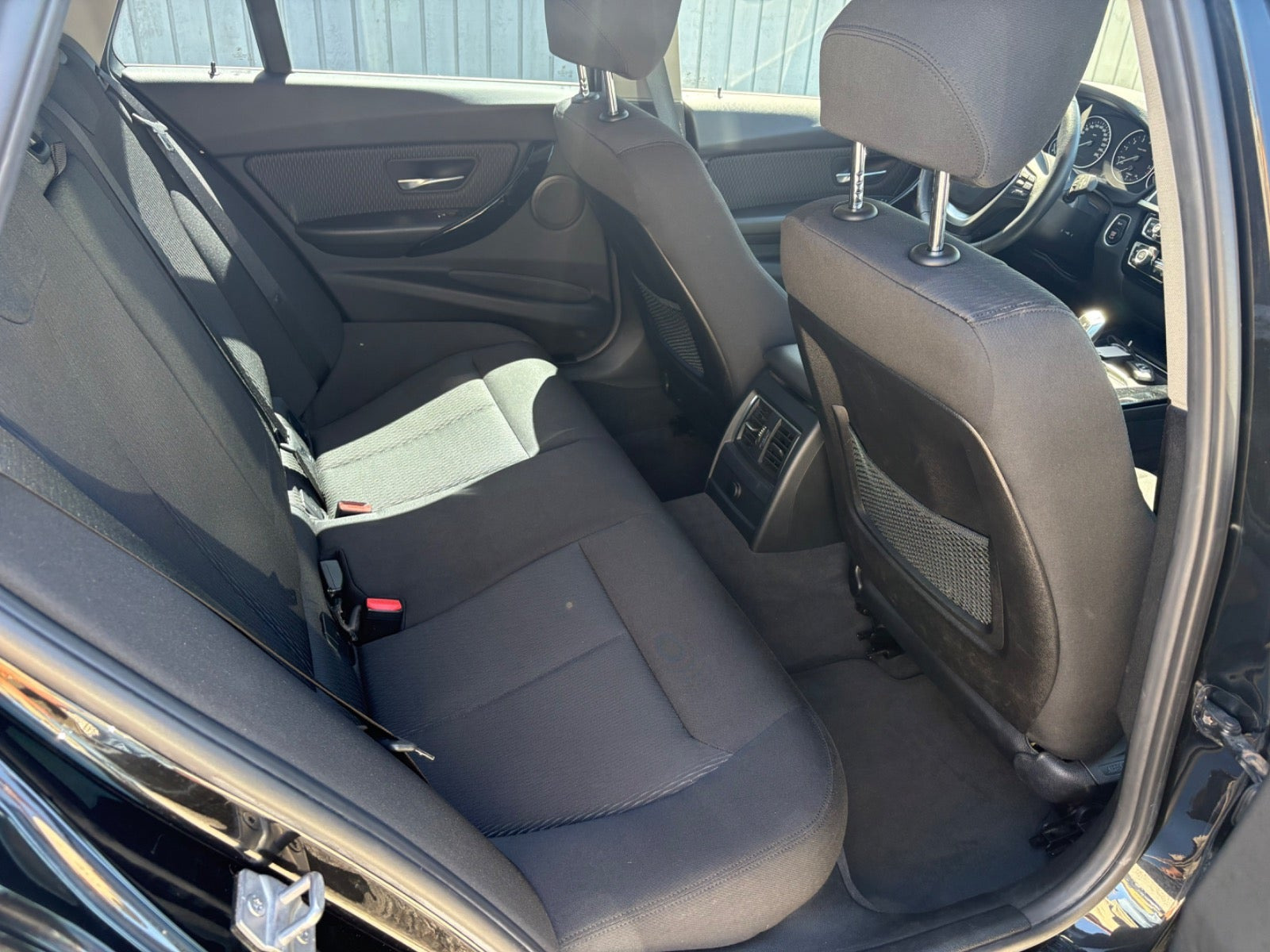 Sort BMW 320i fra 2018