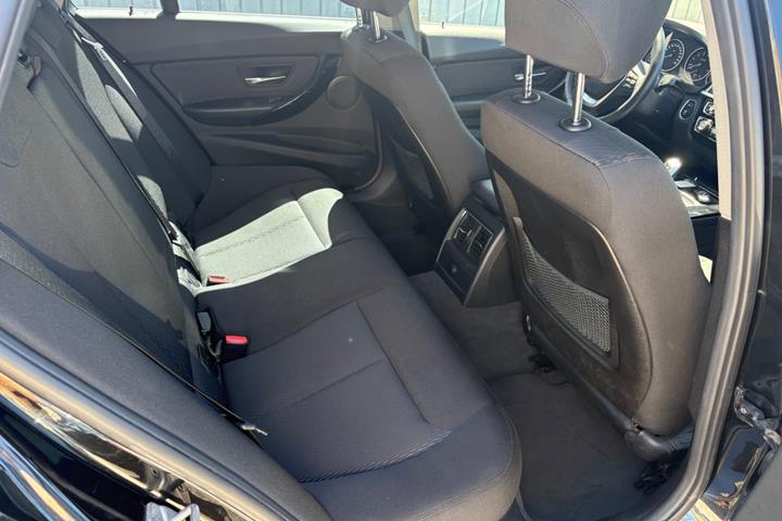 Sort BMW 320i fra 2018