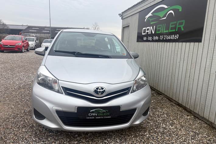 Sølv Toyota Yaris fra 2013
