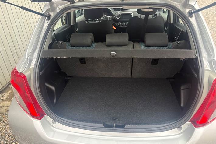 Sølv Toyota Yaris fra 2013
