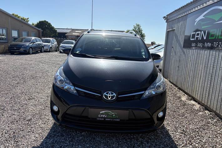 Sort Toyota Sportsvan fra 2016