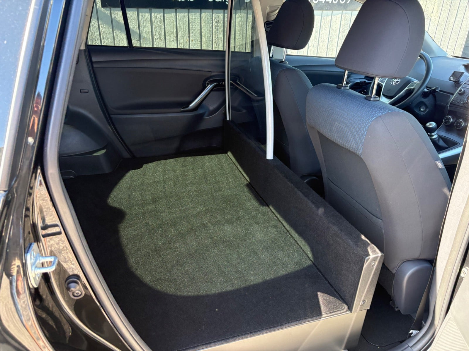 Sort Toyota Sportsvan fra 2016