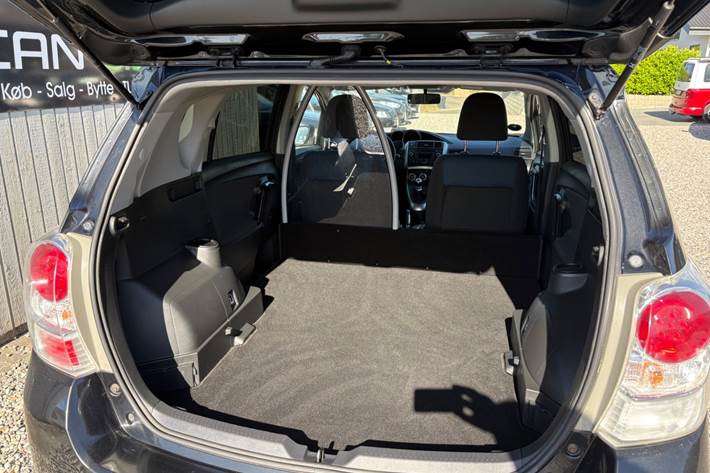 Sort Toyota Sportsvan fra 2016
