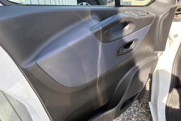 Hvid Opel Vivaro fra 2015