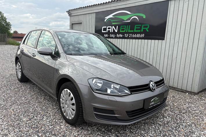 Grå VW Golf VII fra 2015