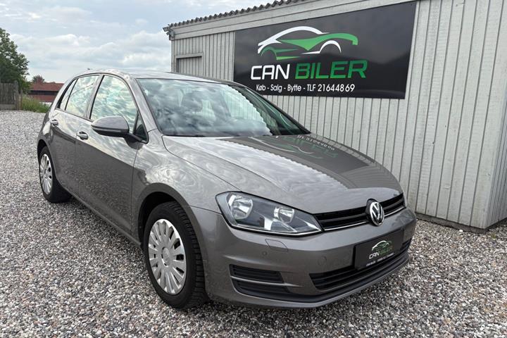 Grå VW Golf VII fra 2015 set udefra