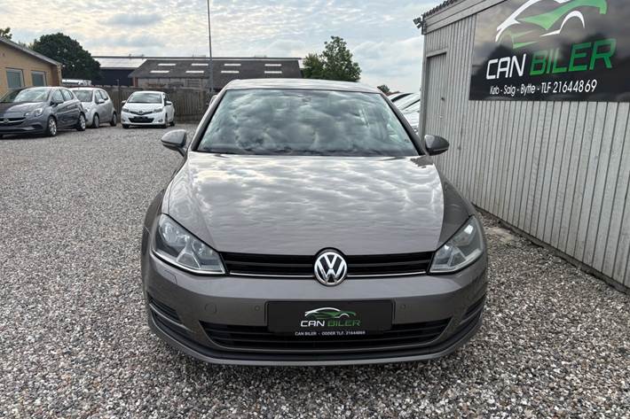 Grå VW Golf VII fra 2015