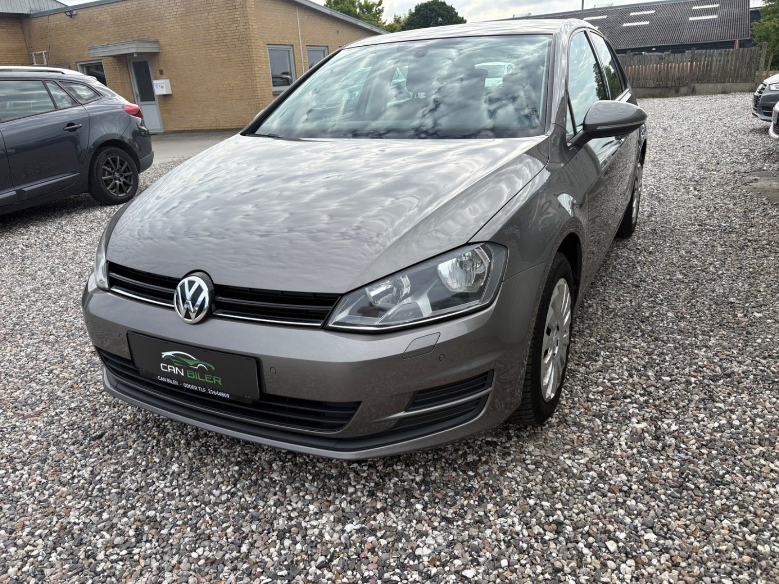 Grå VW Golf VII fra 2015