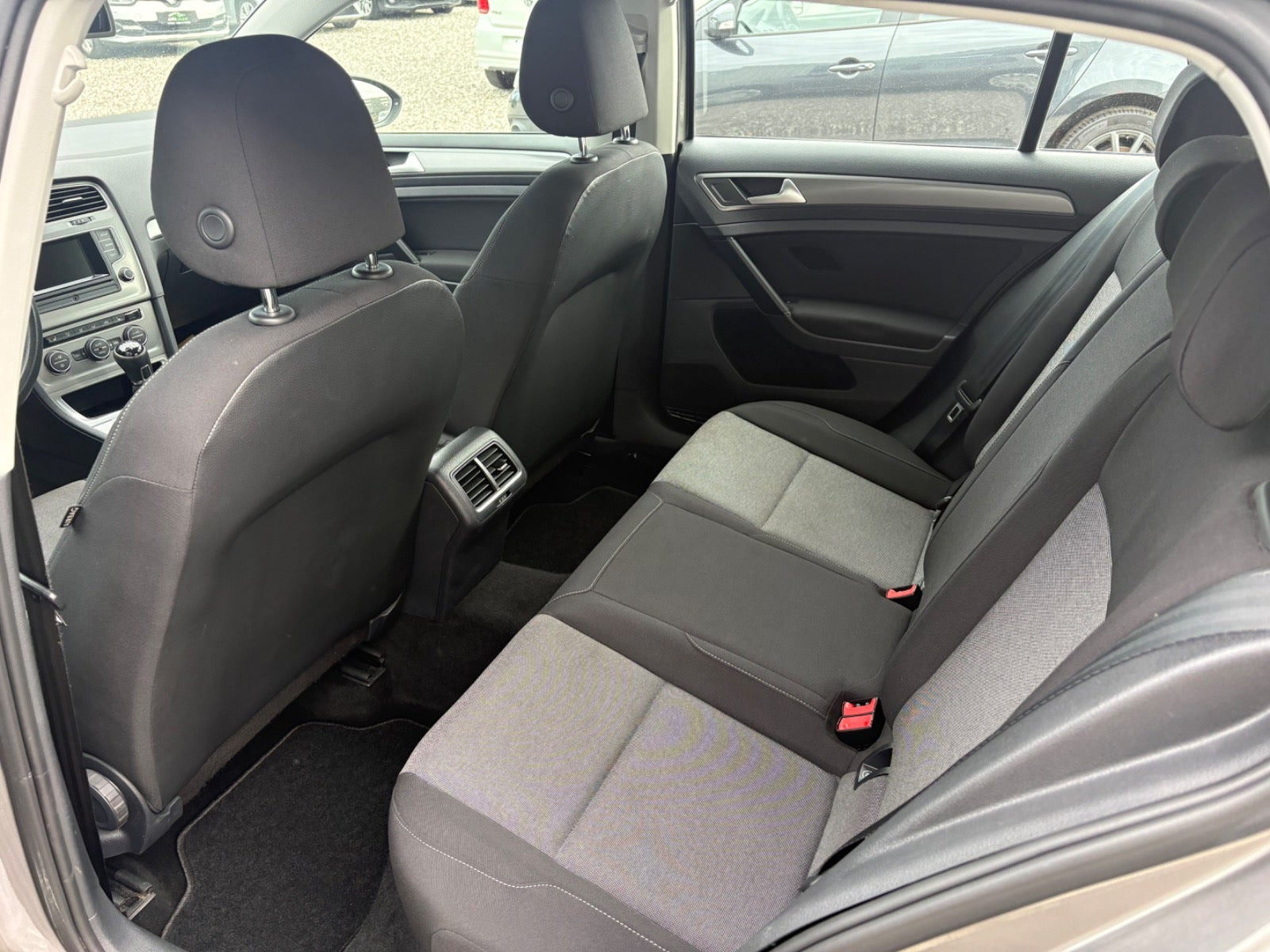 Grå VW Golf VII fra 2015