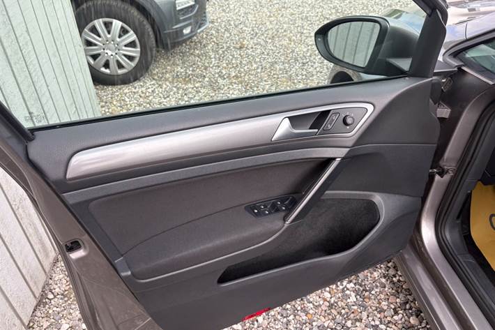Grå VW Golf VII fra 2015