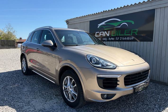 Orange Porsche Cayenne fra 2015