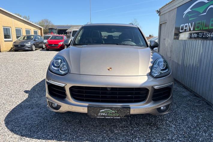 Orange Porsche Cayenne fra 2015