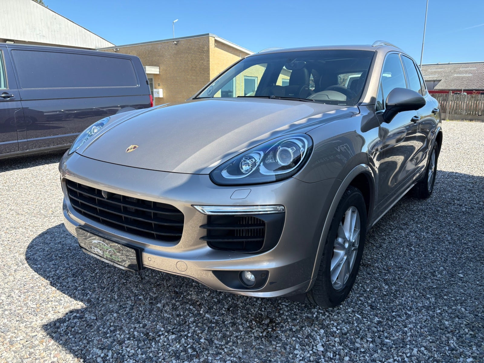 Orange Porsche Cayenne fra 2015