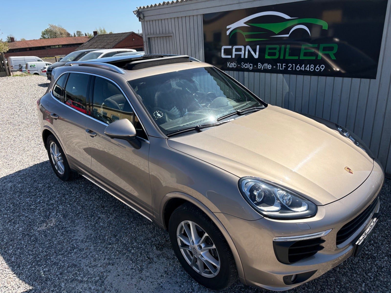 Orange Porsche Cayenne fra 2015