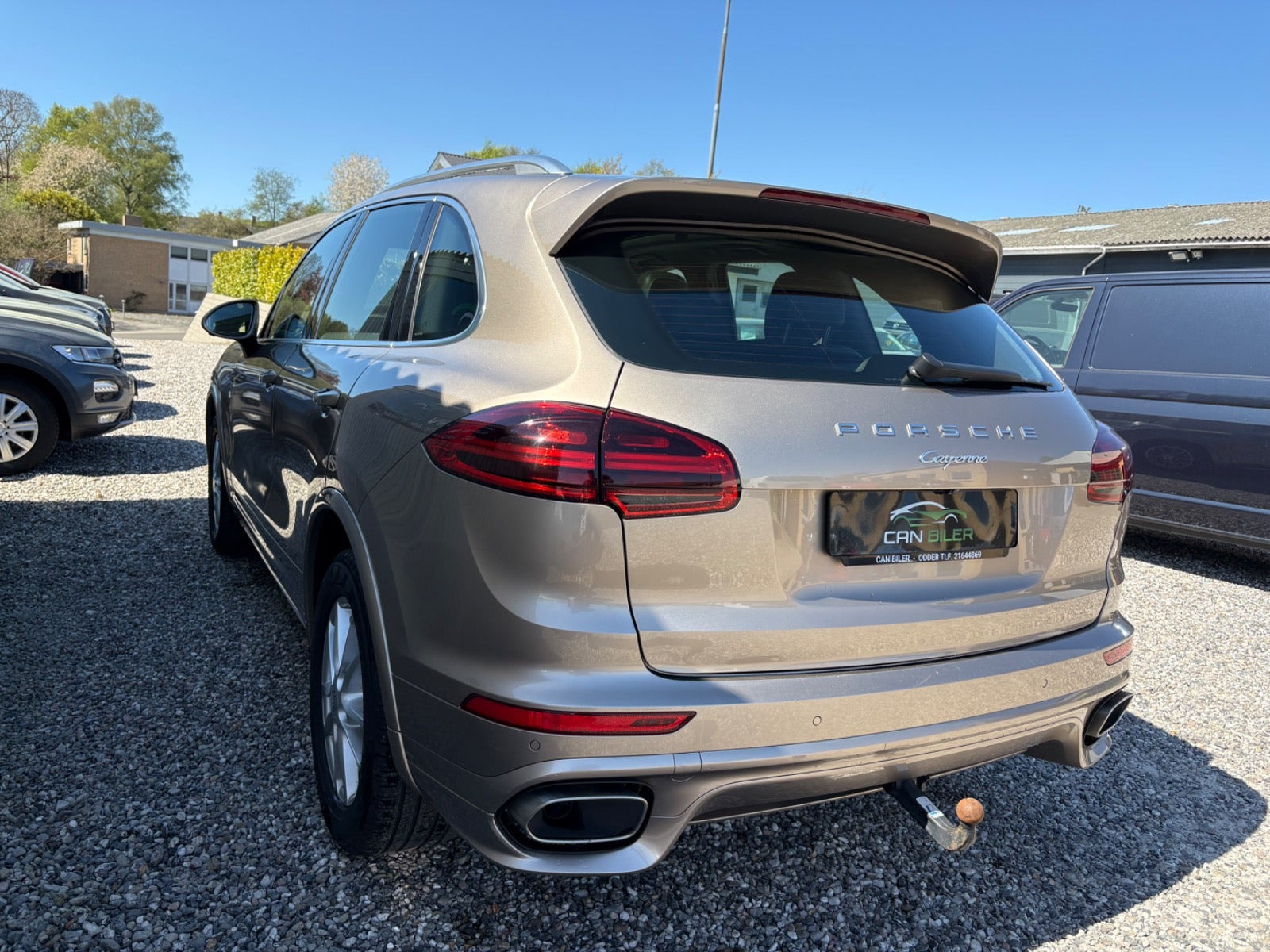Orange Porsche Cayenne fra 2015