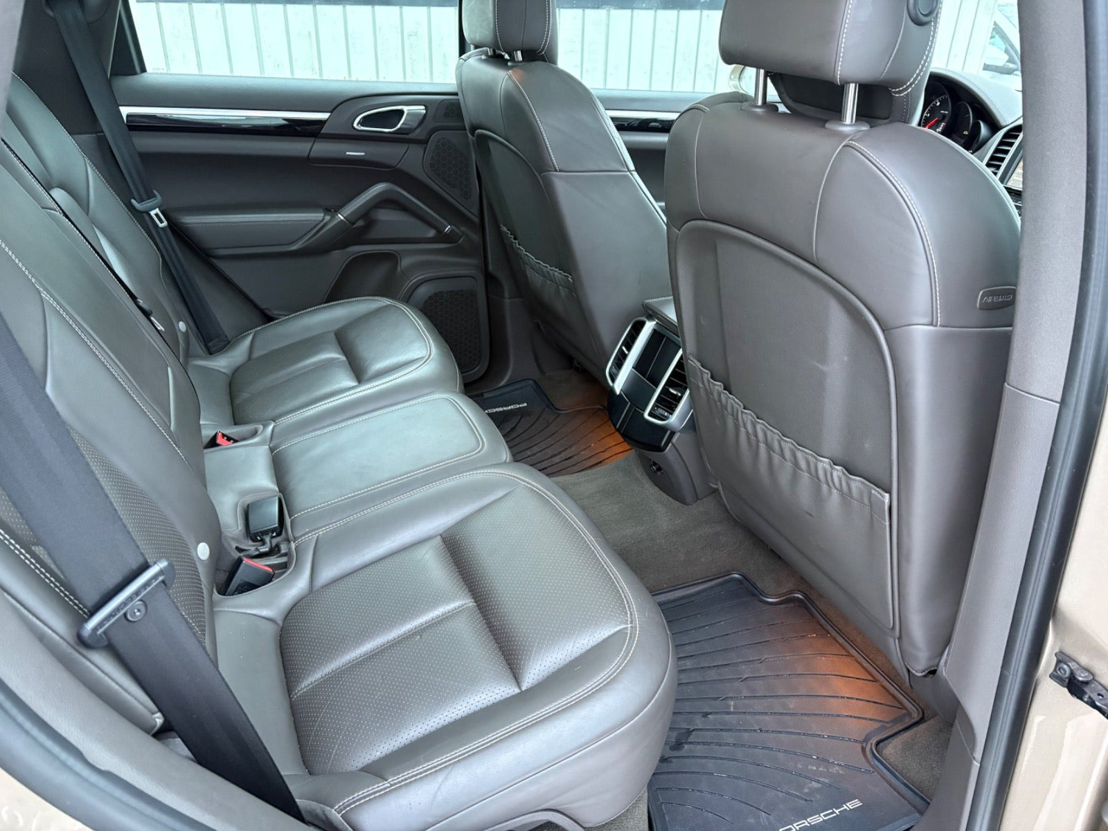 Orange Porsche Cayenne fra 2015
