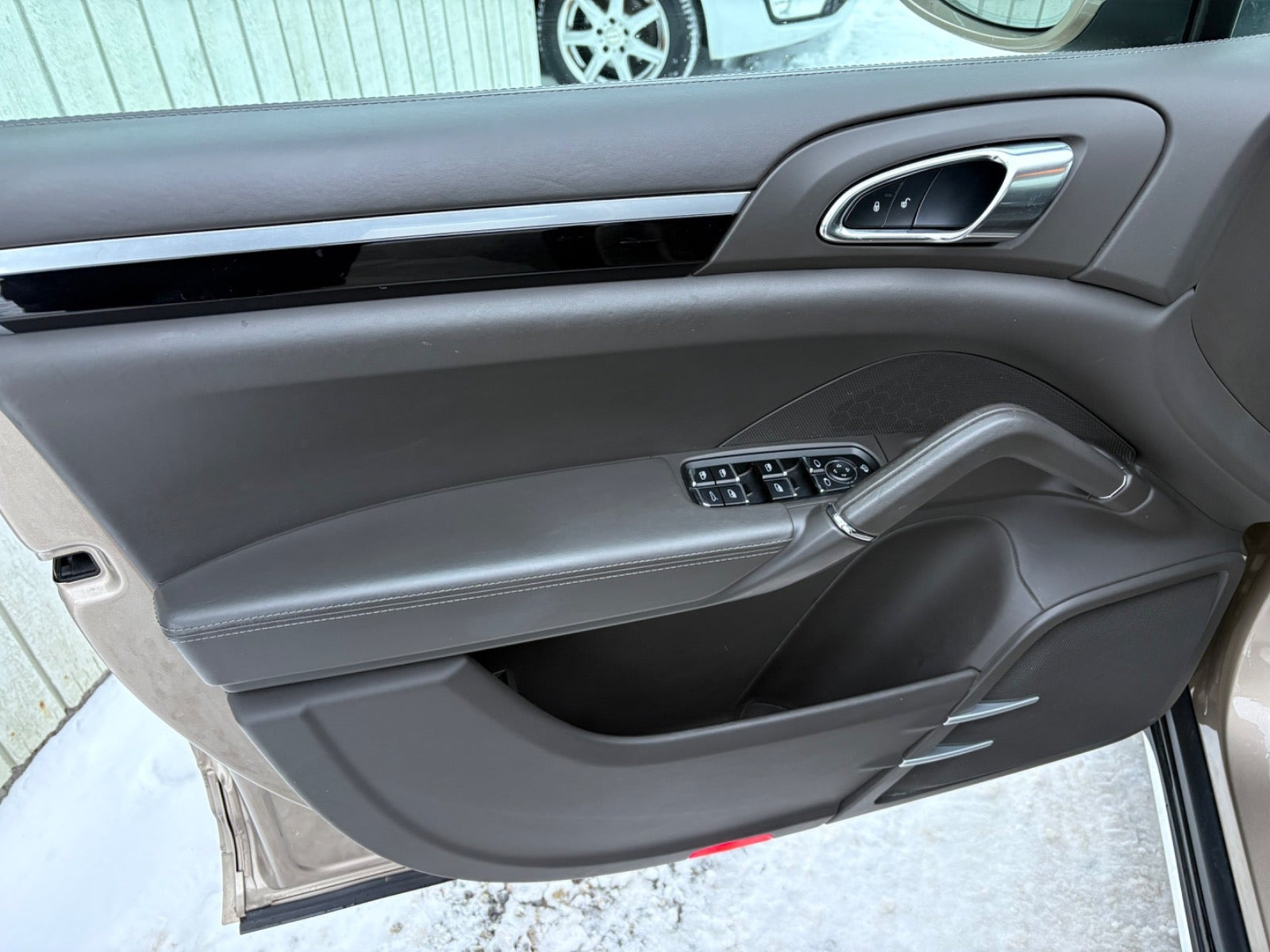 Orange Porsche Cayenne fra 2015