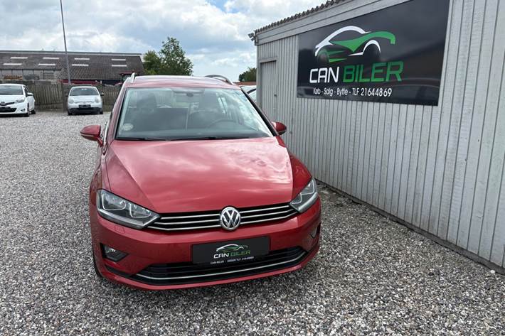 Rød VW Golf Sportsvan fra 2015