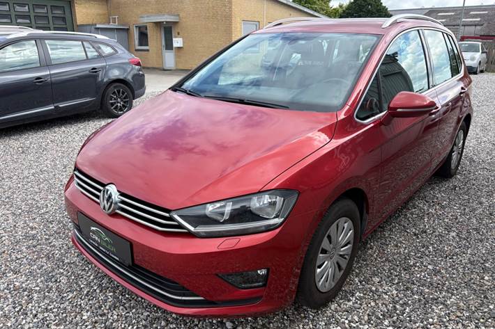 Rød VW Golf Sportsvan fra 2015