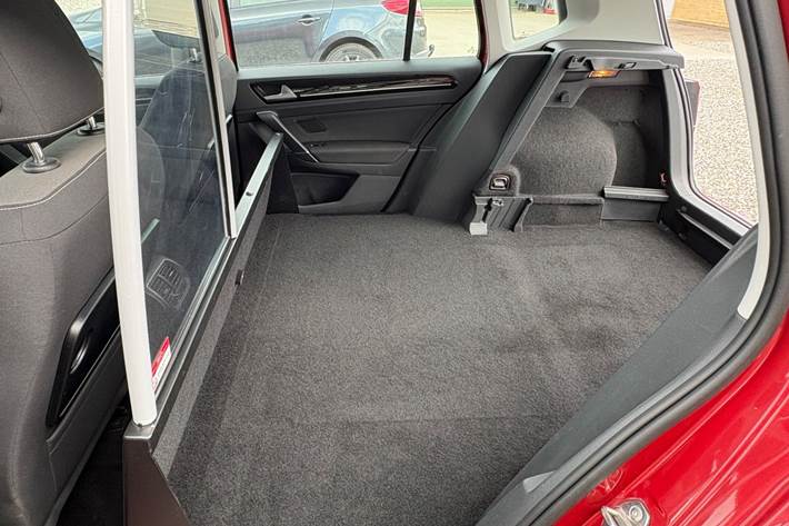 Rød VW Golf Sportsvan fra 2015