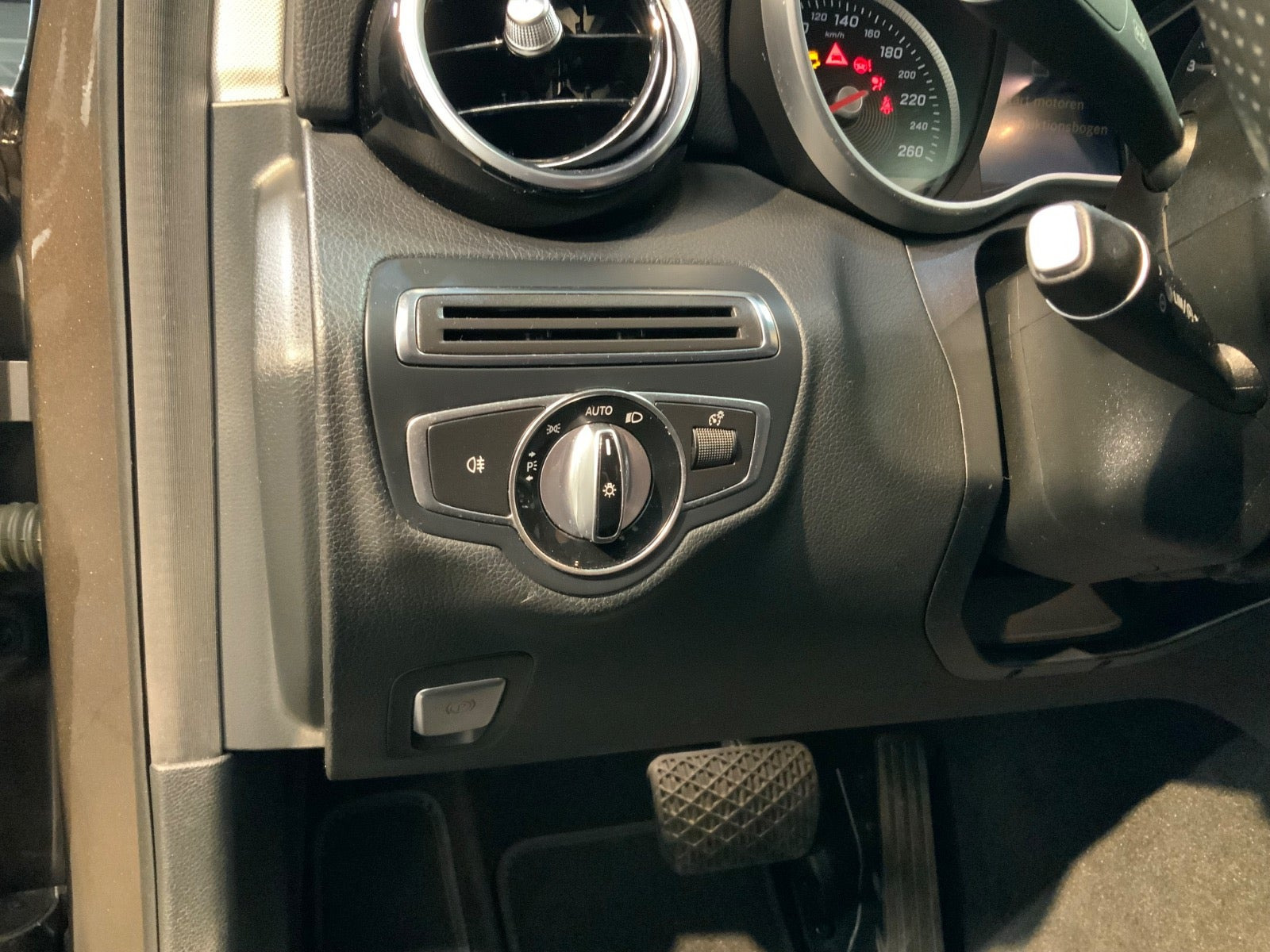 Brun Mercedes C180 fra 2015