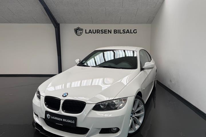 Hvid BMW 320d fra 2010 set udefra