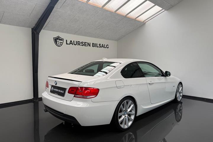 Hvid BMW 320d fra 2010