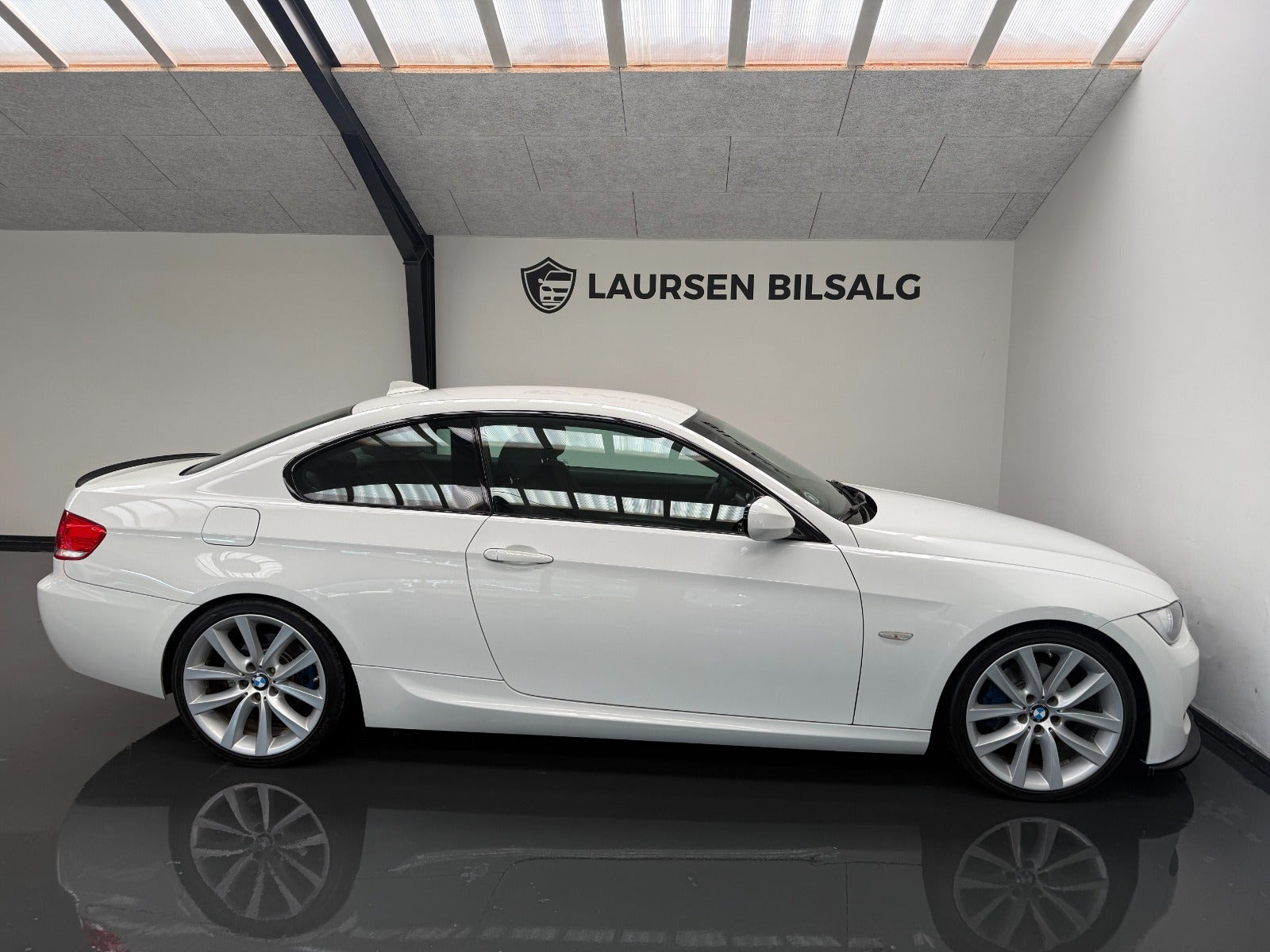Hvid BMW 320d fra 2010