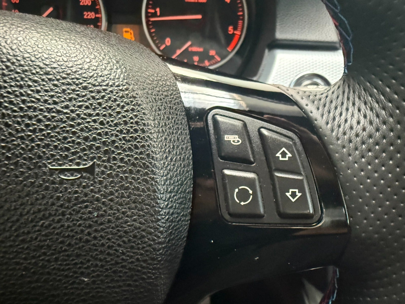 Hvid BMW 320d fra 2010