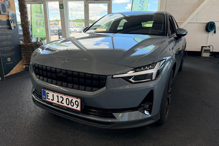 Grå Polestar 2 fra 2023 set udefra