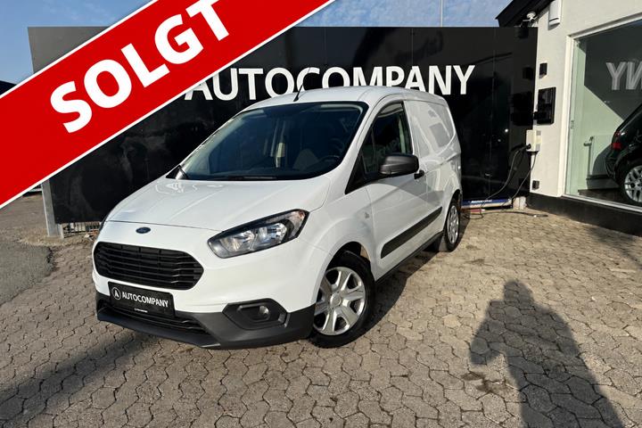 Hvid Ford Transit Courier fra 2022 set udefra