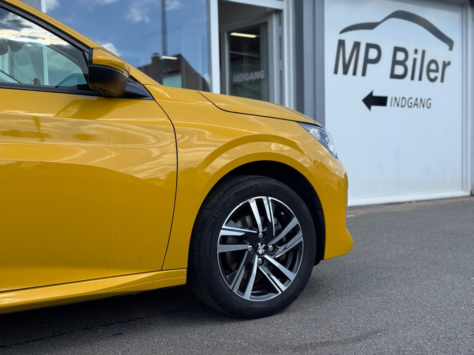 Gul Peugeot 208 fra 2020