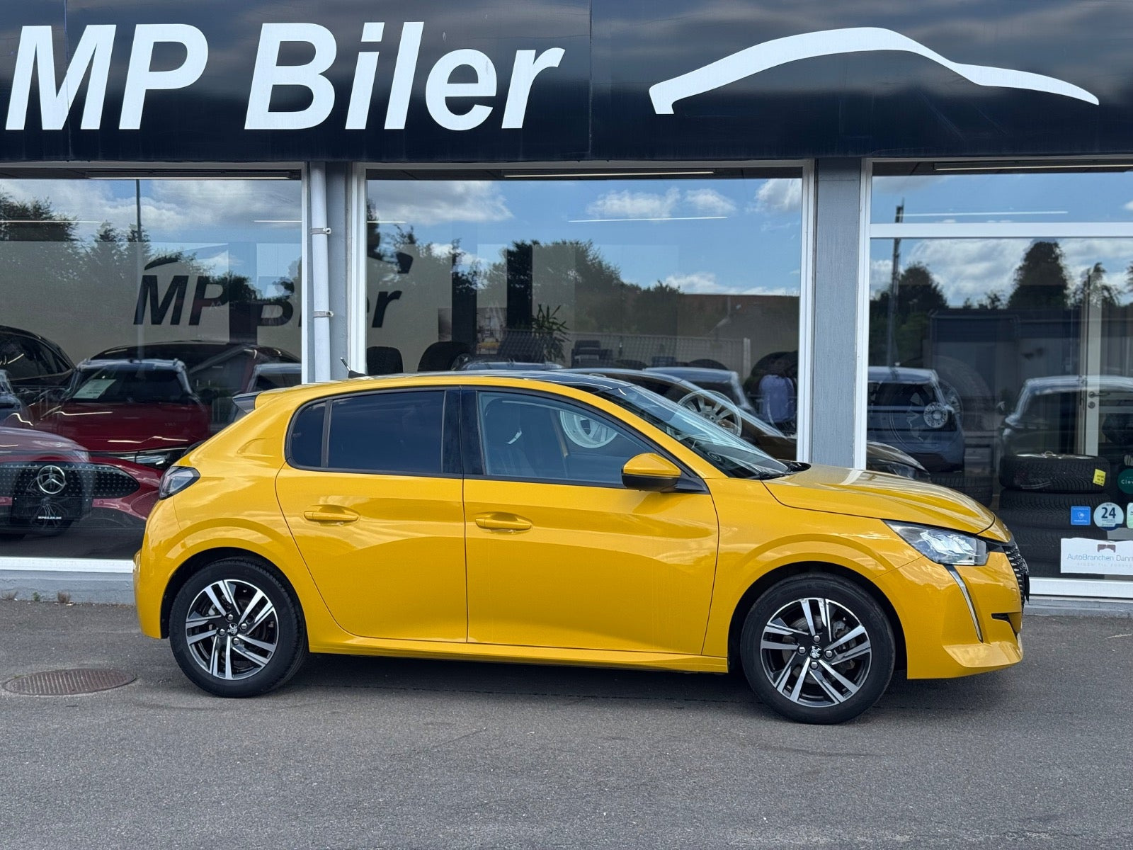 Gul Peugeot 208 fra 2020