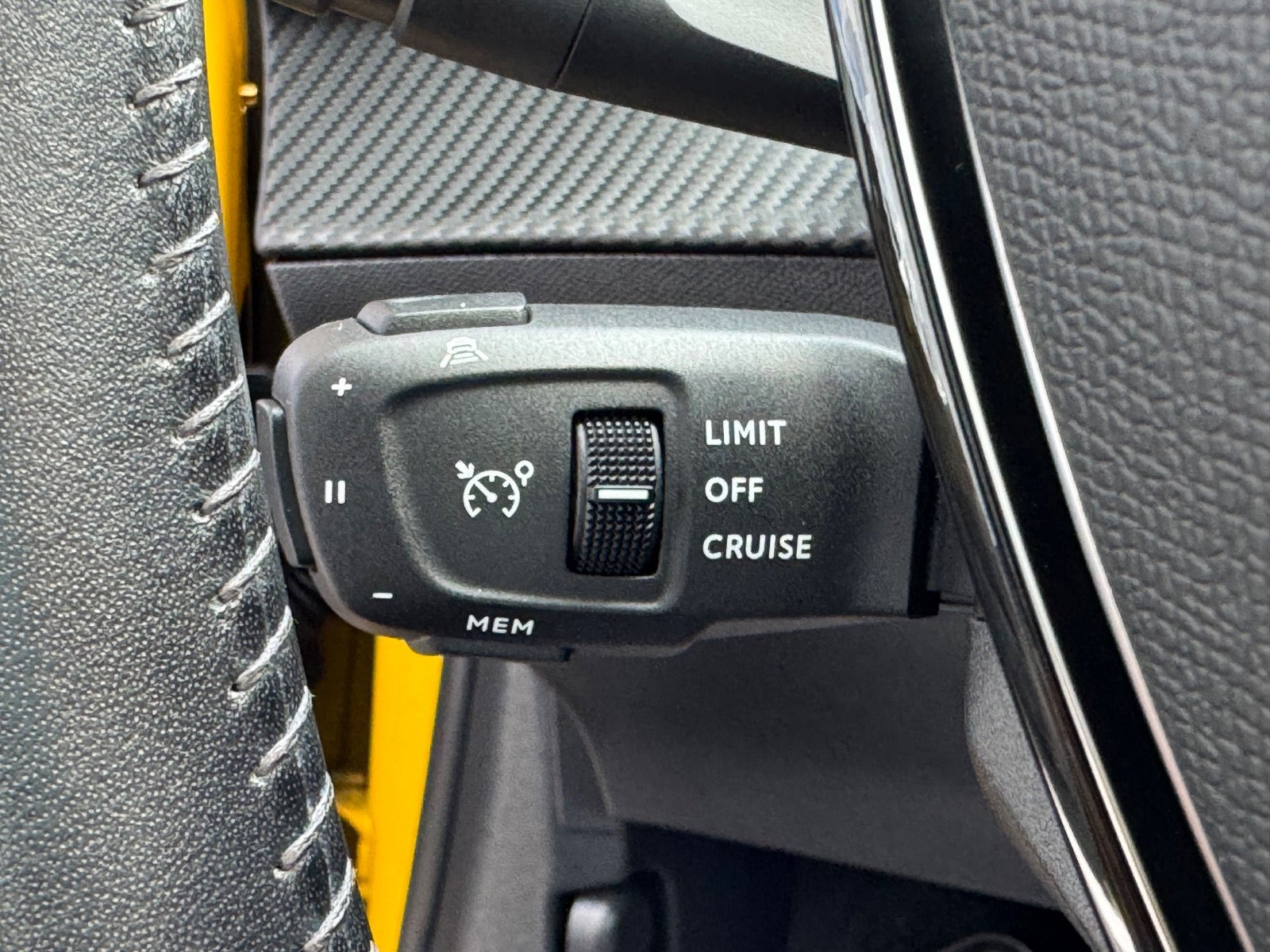 Gul Peugeot 208 fra 2020