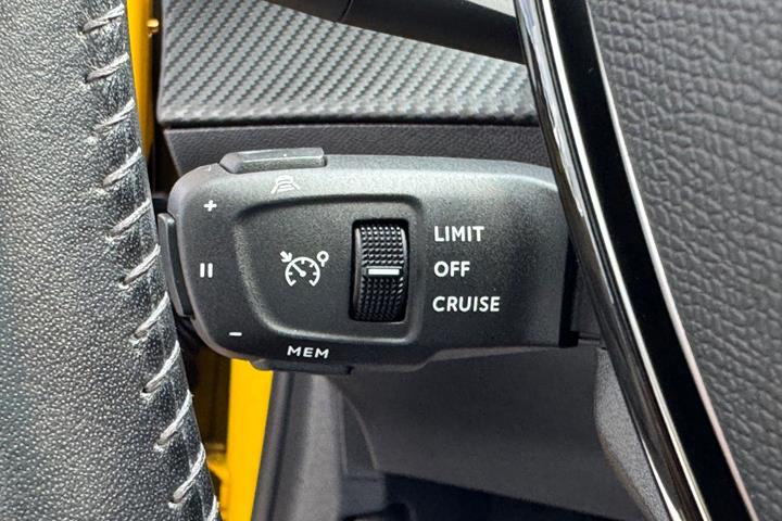 Gul Peugeot 208 fra 2020