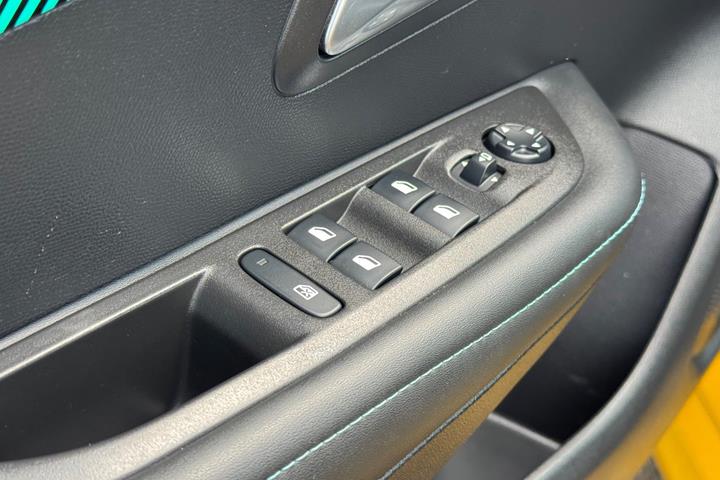 Gul Peugeot 208 fra 2020