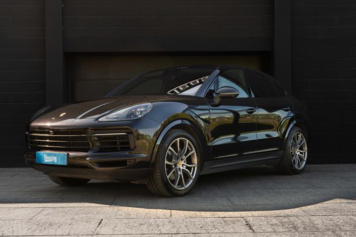 Sort Porsche Cayenne fra 2019 set udefra