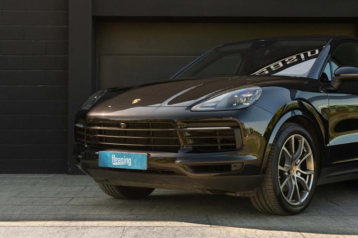 Sort Porsche Cayenne fra 2019