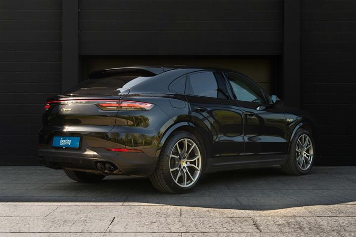 Sort Porsche Cayenne fra 2019