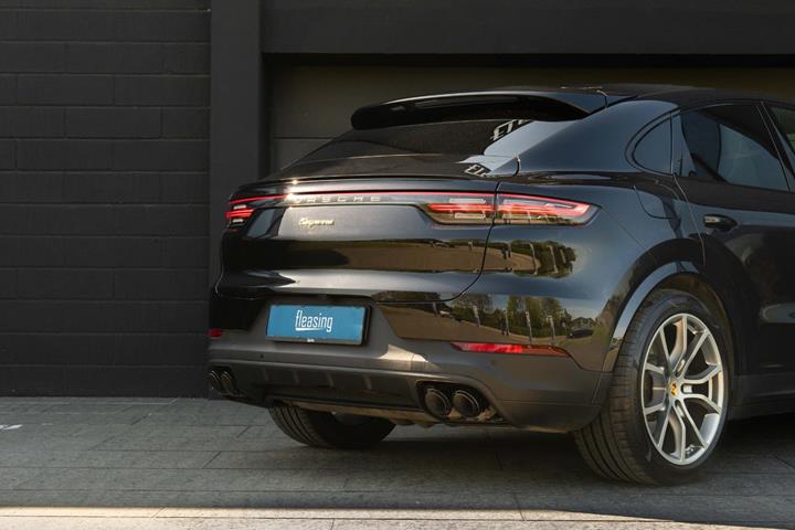 Sort Porsche Cayenne fra 2019
