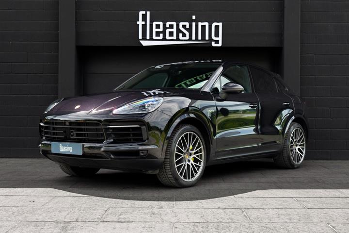 Sort Porsche Cayenne fra 2021 set udefra