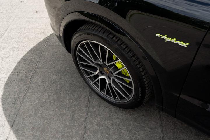 Sort Porsche Cayenne fra 2021