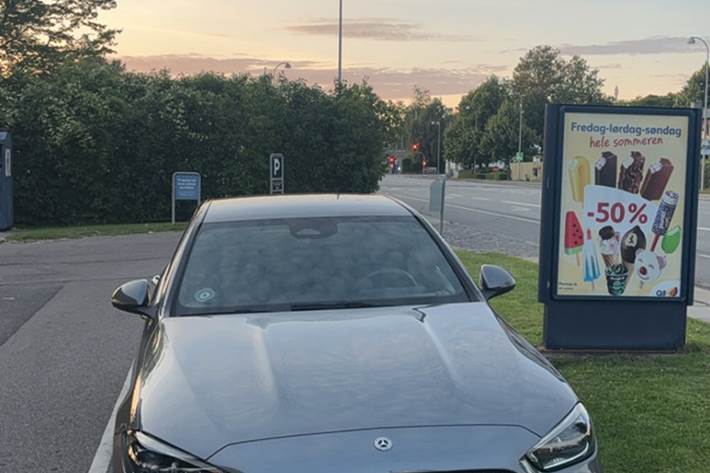 Grå Mercedes C300 d fra 2022